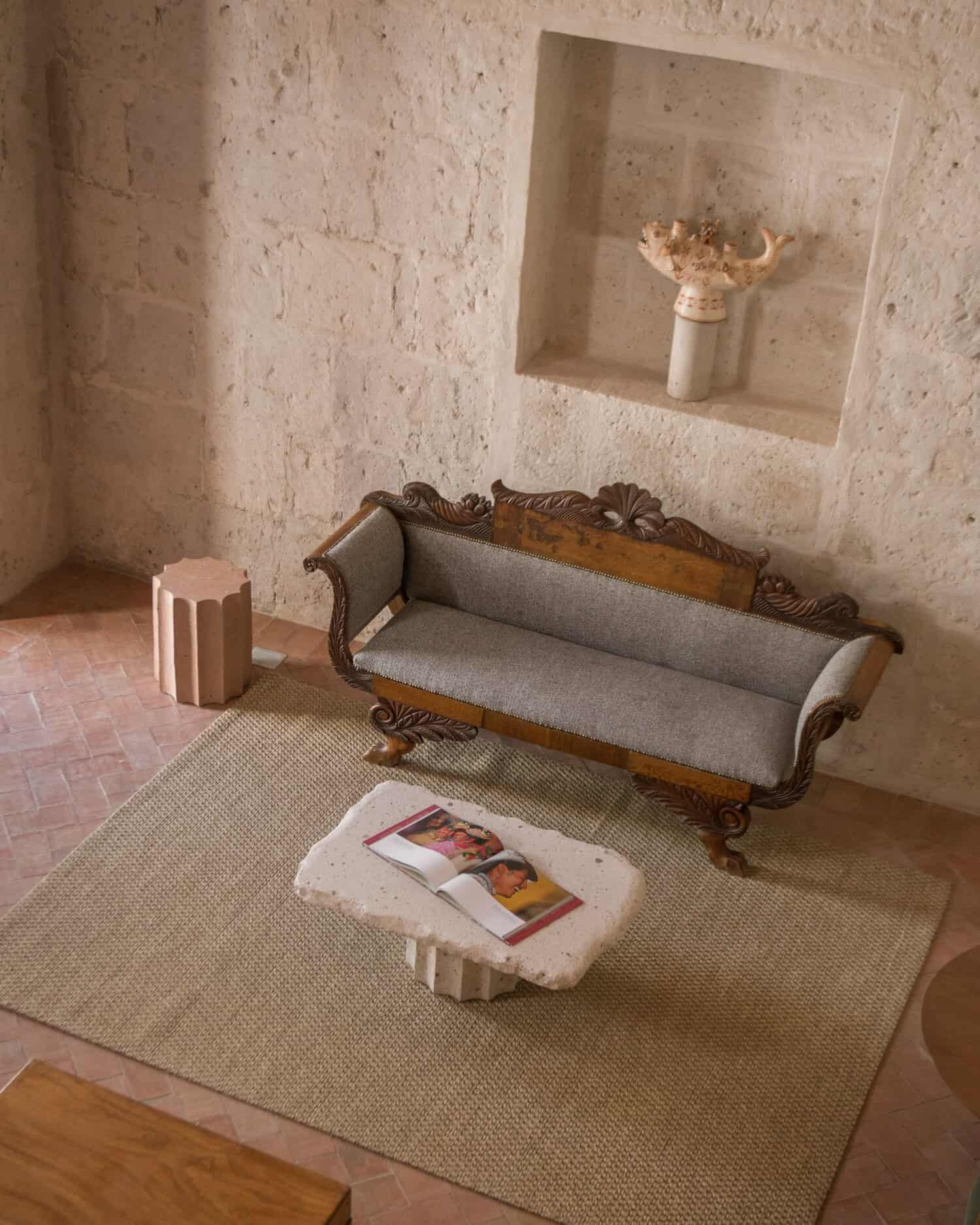 Zona de estar con decoración artesanal peruana